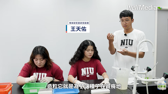 The image depicts a well-equipped laboratory setting with a person wearing a white lab coat, holding a beaker, and another individual wearing a red shirt, both looking at a whiteboard with Chinese characters and scientific equipment.AI 產生的內容可能不正確。