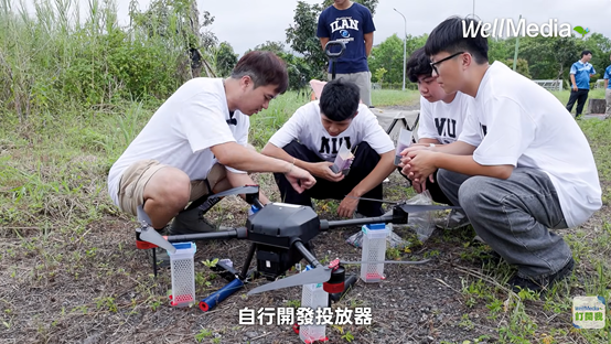 The image depicts a group of people, dressed in casual attire, working together to assemble and operate a homemade rocket launcher on a grassy, outdoor setting.AI 產生的內容可能不正確。